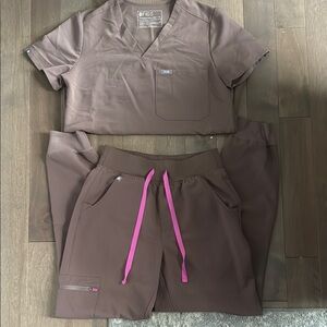 Figs High waisted Zamora joggers and Catarina one pocket scrub top